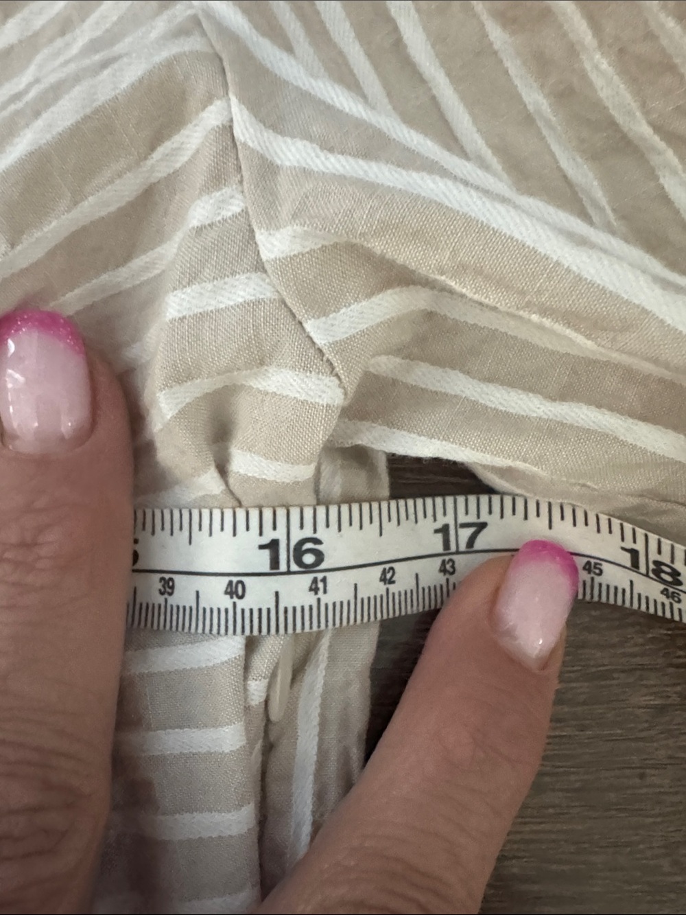 White House Black Market Striped Ruched Blouse in Beige & White Size 6 Like New - Picture 6 of 7